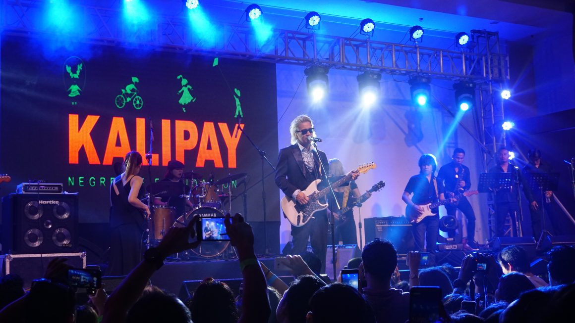 ELY BUENDIA SINGS FOR KALIPAY